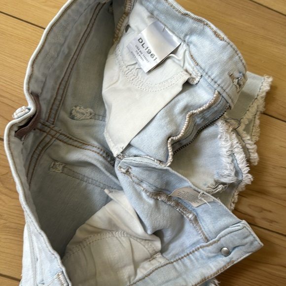 DL1961 Distressed Raw Hem FRAYED JEAN SHORTS DENIM - Picture 5 of 8